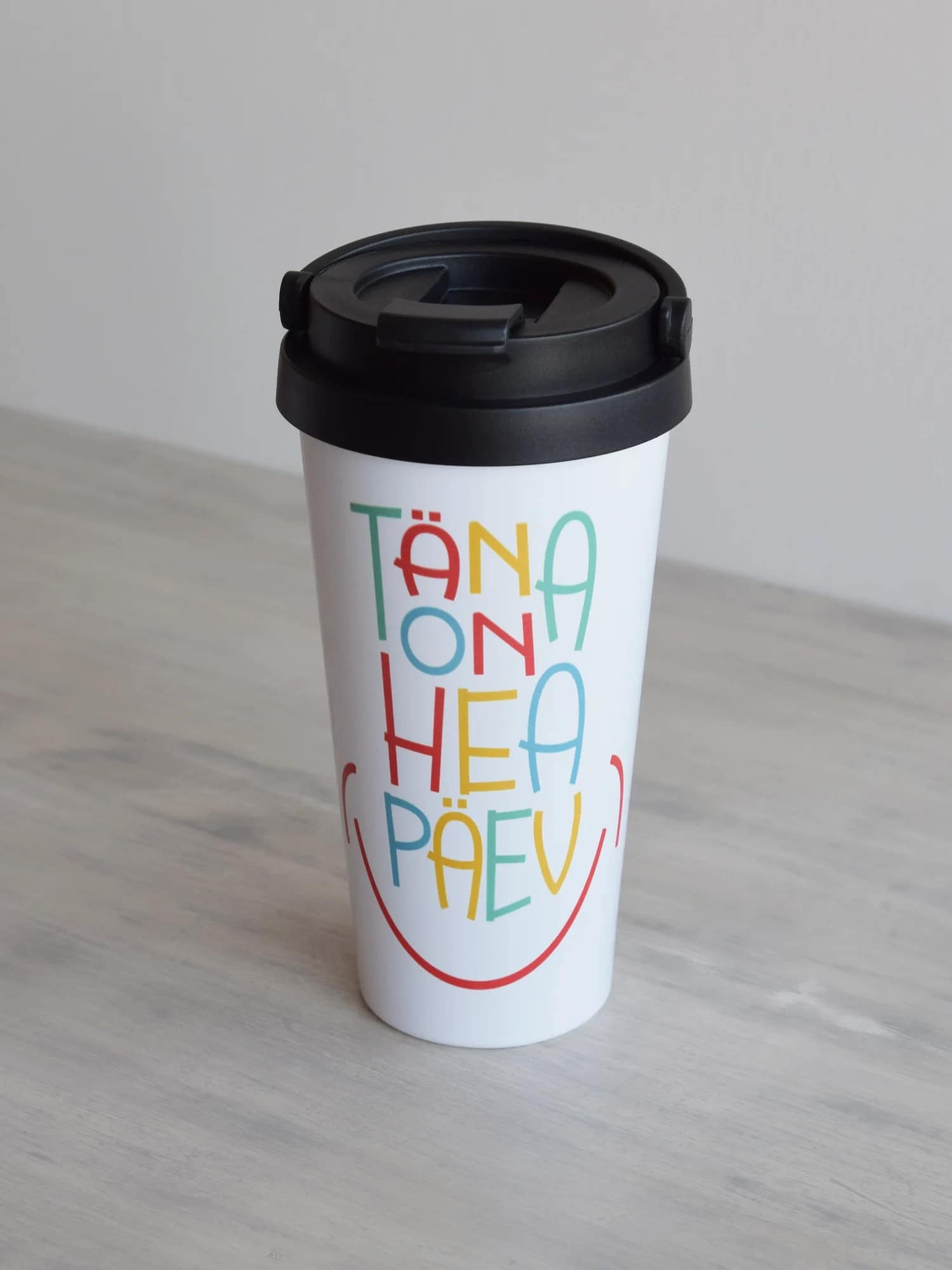 500 ml valge termoskruus värvilise tekstiga täna on hea päev