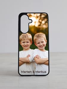 samsung galaxy ümbris – sinu foto ja tekstiga Näidispilt personaliseeritavast Galaxy telefonikaasast kahe poisi fotoga