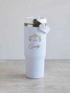 nimeline lootoseõiega kõrre ja sangaga joogipudel 900ml Valge nimeline lootoseõiega kõrre ja sangaga joogipudel 900ml, beež