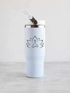 nimeline lootoseõiega kõrre ja sangaga joogipudel 900ml Valge flip straw 900 ml kandesangaga joogipudel, lootose õiega.