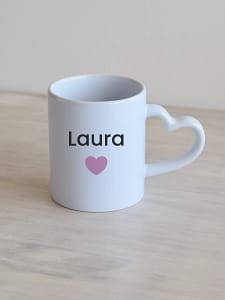 330ml-sudamesangaga-valge-kruus-roosa-suda-1-1 Valge 330ml südamesangaga kruus, roosa süda, nimega personaliseeritud