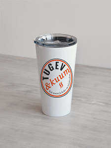 Valge 480ml termostass, millel on ümmargune embleem kirjaga "Tugev & kuum", oranž-tumehall, minimalistlik disain.