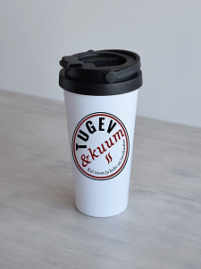 Valge 500ml termoskruus, millel on ümmargune embleem kirjaga "Tugev & kuum", tumepunane-must, minimalistlik disain.