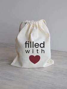 riidest-kinkekott-kruusile-filled-with-love-tumepunane-suda Riidest kinkekott Filled with love tumepunase südamega.