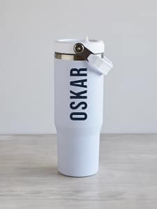 nimeline kõrre ja sangaga joogipudel 900ml Valge matt kõrre ja sangaga joogipudel, 900ml, nimega personaliseeritud, tumesinine
