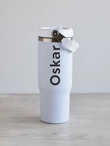 nimeline kõrre ja sangaga joogipudel 900ml Valge matt kõrre ja sangaga joogipudel, 900ml, nimega personaliseeritud, tumehall