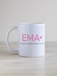 personaliseeritav kruus ema – multitasking edition Personaliseeritav kruus roosa tekstiga EMA, alltekst evergoing multitasking all-in-one.