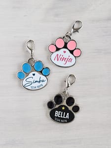 Käpakujulised lemmikloomaripatsid, erinevad värvid, nime ja telefoninumbriga.