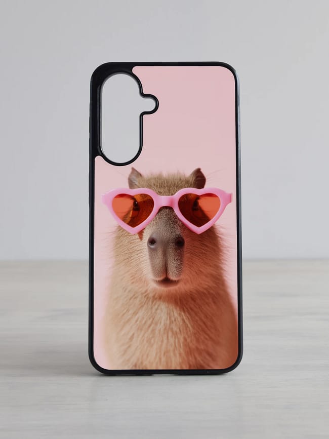 Samsung Galaxy ümbris "Kapibaara" (Sinu tekstiga) Kapibaaraga roosal taustal roosades südameprillides – lõbus ja trendikas Samsung Galaxy telefoniümbris.