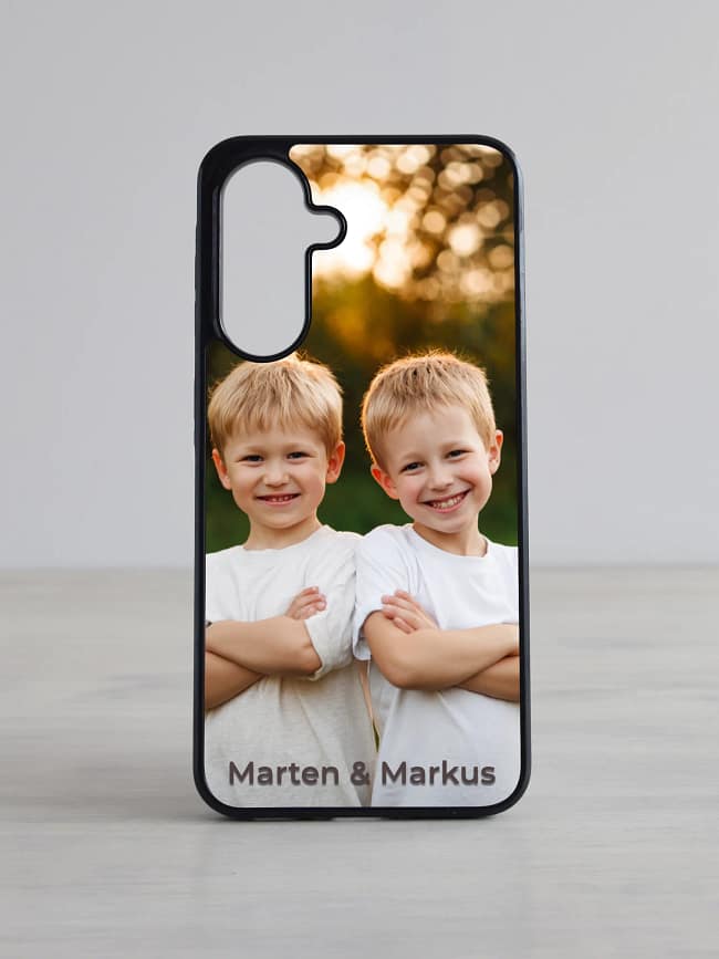 Näidispilt personaliseeritavast Galaxy telefonikaasast kahe poisi fotoga