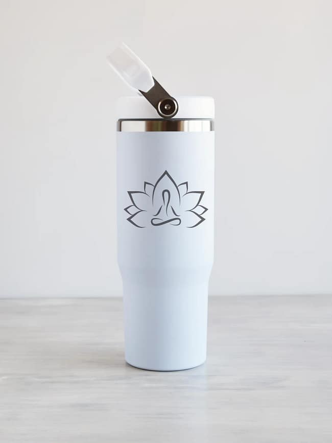 Valge flip straw 900 ml kandesangaga joogipudel, lootose õiega.