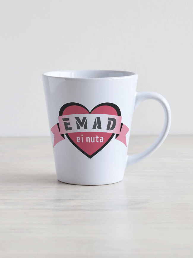 Personaliseeritav kruus "Emad ei nuta" 300ml valge keraamiline latte kruus südamekujulise embleemiga ja tekstiga "emad ei nuta", roosa-tumehall.