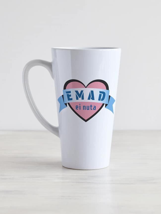 450ml valge keraamiline latte kruus südamekujulise embleemiga emad ei nuta, roosa- sinine.