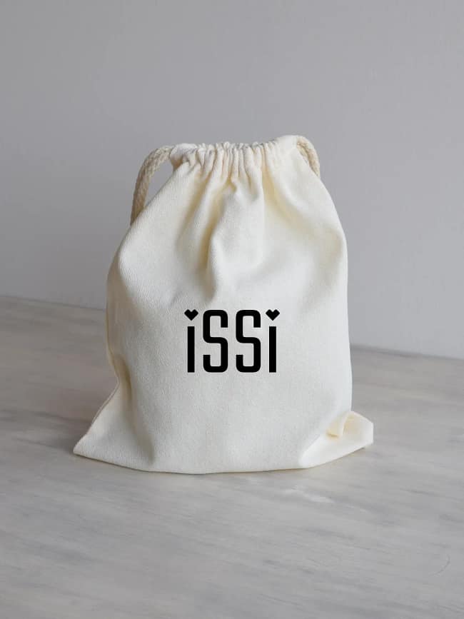 Riidest kinkekott kruusile issi, tekst issi ja südamekesed i-täppide asemel.