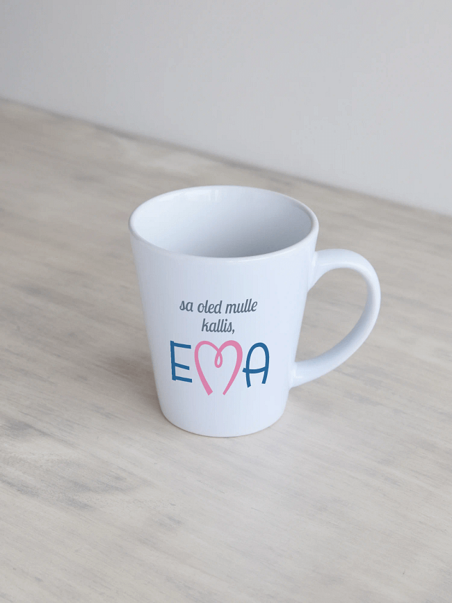 Emadepäeva kruus tekstiga “Sa oled mulle kallis, ema” ning südamega “ema” disain