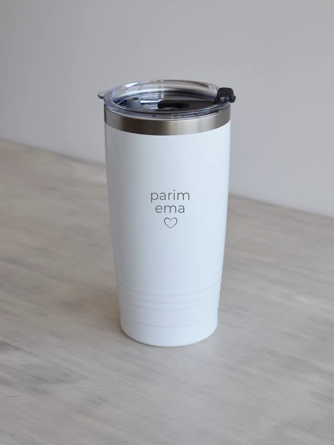 Valge 600 ml nimeline termoskruus, teine külg oma tekstiga ja südamega.